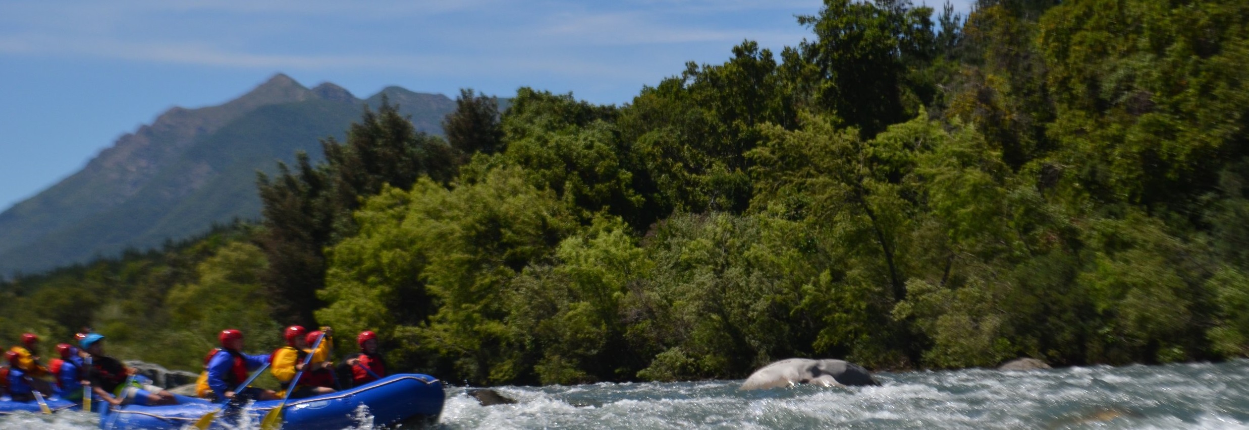 Personas disfrutando del rafting en el río Ñuble, San Fabián de Alico, en la Región de Ñuble.